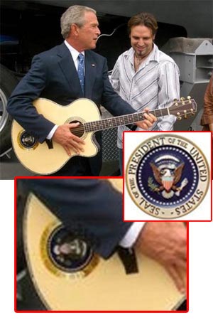 30. august, tre dager etter at guvernøren i Louisiana ba Bush erklære unntakstilstand: Presidenten spiller gitar med en countryartist. (Bildet er ikke manipulert)