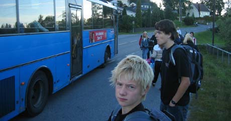 Mer enn ti elever sto igjen da skolebussen kjørte fra Åfoss fredag morgen. Foto: Ken Willy Wilhelmsen, NRK.