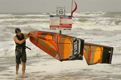 Surfere strømmer til Florida der orkanen Ophelia allerede skaper høye bølger.(Foto: AP, The Gainesville Sun, Rob C. Witzel) Surfere strømmer til Florida der orkanen Ophelia allerede skaper høye bølger.(Foto: AP, The Gainesville Sun, Rob C. Witzel)