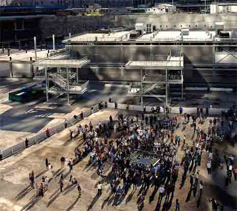 De etterlatte samlet seg p Ground Zero for  delta i minnemarkeringen. (Foto: Reuters/Scanpix)