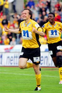 Start-jubel i Kristiansand. Her har Starts Stefan Bärlin akkurat utliknet til 1-1 for Start. (Scanpix) Start-jubel i Kristiansand. Her har Starts Stefan Bärlin akkurat utliknet til 1-1 for Start. (Scanpix)