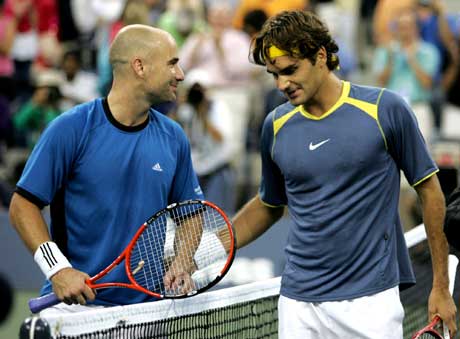 Andre Agassi måtte bare innse at Roger Federer var bedere i US Open-finalen (Foto: AP Photo/Jeff Zelevansky, Pool) 