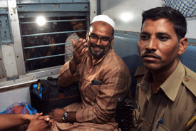 Mohammed Babbar på veg hjem til Pakistan etter 15 år i et indisk fengsel for å ha krysset grensen ulovlig. Scanpix/AP. Mohammed Babbar på veg hjem til Pakistan etter 15 år i et indisk fengsel for å ha krysset grensen ulovlig. Scanpix/AP.