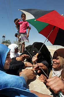Palestinske og egyptiske slektninger hilser på hverandre. Foto: AP/Scanpix