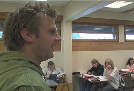 Torgeir Michaelsen takker elever ved Eiker vgs. Foto: Harald Inderhaug, NRK.