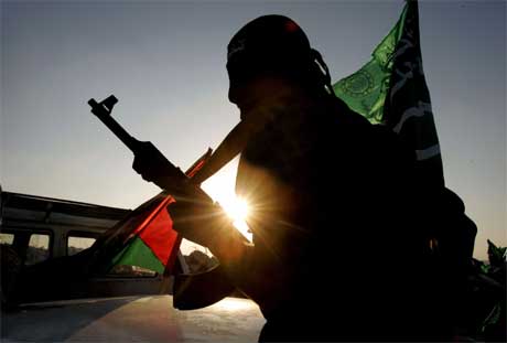 KLAR TIL KAMP: Hamas-medlem på vei mot den tidligere jødiske bosettingen Dugit nord på Gazastripen. (Foto: Scanpix / Reuters / Yannis Behrakis)