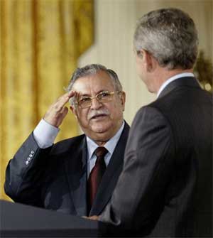 Jalal Talabani takker Bush på soldatmanér under dagens pressekonferanse i Det hvite hus. (Foto: Scanpix / Reuters)