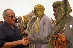 AUs forhandler i Darfur, Salim Ahmed Salim (v.) hilser på SLM-milits i SLA-området i Nord-Darfur. (Foto: S.Omar, AFP) AUs forhandler i Darfur, Salim Ahmed Salim (v.) hilser på SLM-milits i SLA-området i Nord-Darfur. (Foto: S.Omar, AFP)