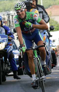 Carlos Garcia Quesada smilte i det han vant 17. etappe. (Foto: Reuters/Scanpix)