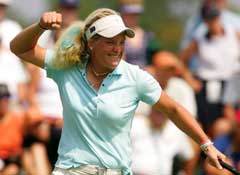 Suzann Pettersen jublet over en av puttene sine under Solheim Cup. (Foto: AFP/Scanpix)