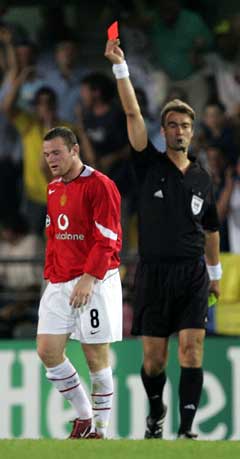 Wayne Rooney får det røde kortet av Kim Milton Nielsen. (Foto: AP/Scanpix) Wayne Rooney får det røde kortet av Kim Milton Nielsen. (Foto: AP/Scanpix)