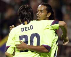 Barcelonas to målscorere, Deco og Ronaldinho omfavnet hverandre etter det første målet. (Foto: Reuters/Scanpix)