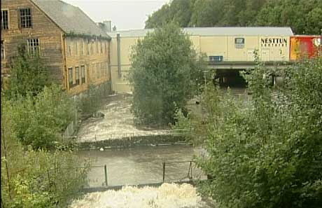 Nesttun sentrum ble oversvømmet da Nesttunelven gikk over sine bredder. Foto: Jo Hjelle, NRK
