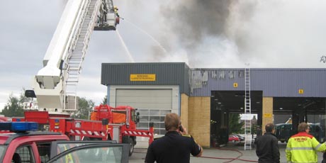 Brannen ved Haugerød & Nilsen startet på taket. Foto: Richard Aune Brannen ved Haugerød & Nilsen startet på taket. Foto: Richard Aune