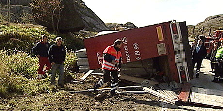 Sjåføren, en mann i 40-årene fra Egersund, omkom da traileren veltet. Foto: Bjørn Olav Skjæveland