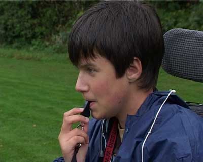 Magnus Gallefoss (15) dømmer fotball til tross for at han sitter i rullestol (Foto: NRK)