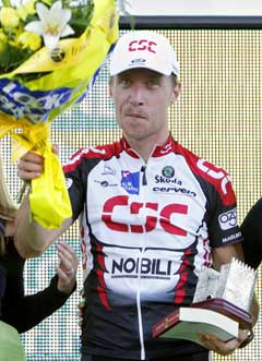 Nicki Sørensen med trofeet han fikk for seieren på 18. etappe. (Foto: AP/Scanpix)
