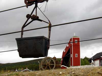 Folldal kommune får kritiikk for at de ikke rydder opp i de gamle gruvene (Foto: NRK)