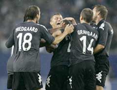 København-spillerne Carsten Fredgaard, Marcus Allbäck, Elrio van Heerden, Michael Gravgaard og Michael Silberbauer jubler etter scoringen. (Foto: Reuters/Scanpix) København-spillerne Carsten Fredgaard, Marcus Allbäck, Elrio van Heerden, Michael Gravgaard og Michael Silberbauer jubler etter scoringen. (Foto: Reuters/Scanpix)