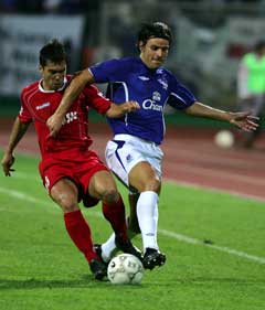 Evertons Valente Nuno (t.h) prøver å stoppe Dinamo Bucurestis Andrei Margaritescu. (Foto: Reuters/Scanpix) Evertons Valente Nuno (t.h) prøver å stoppe Dinamo Bucurestis Andrei Margaritescu. (Foto: Reuters/Scanpix)