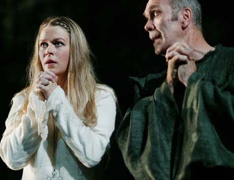 Tone Mostraum som Kristin Lavransdatter og Harald Brenna som Broder Edvin. Foto: Trøndelag Teater