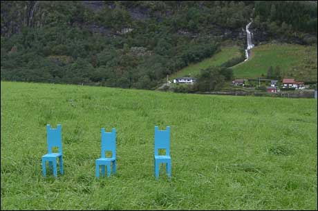 Blå stolar langs vegen til Vevring. Foto: Birte Njøsen Horne