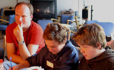LESEPRØVE: Forfatter Arne Svingen sammen med Joachim og Daniel, som spiller Eskil og Thomas (Foto: Gry Elise Jacobsen, NRK). 