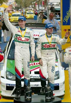 Michael Park (t.h.) sammen med Markko Märtin etter at de to vant Rally Catalonia i 2004. (Foto: AFP/Scanpix)