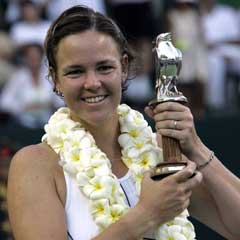 Lindsay Davenport fikk både krans og pokal da hun vant en turnering på Bali i september. (Foto: AFP/Scanpix) Lindsay Davenport fikk både krans og pokal da hun vant en turnering på Bali i september. (Foto: AFP/Scanpix)