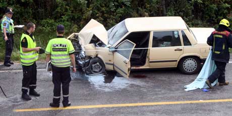 Sjåføren av Volvoen klarte ikke å stanse, og kjørte inn i de to andre bilene. Foto: Glenn Thomas Nilsen