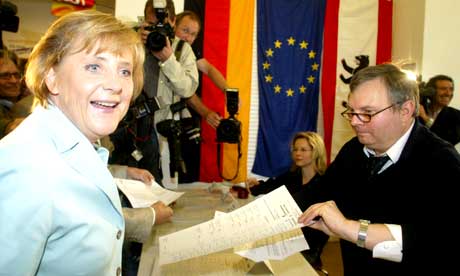 Angela Merkel kan bli første kvinnelige forbundskansler i Tyskland. Partiet hennes fikk en knapp seier over Gerhard Schröders sosialdemokrater. (Foto: Scanpix/AFP)