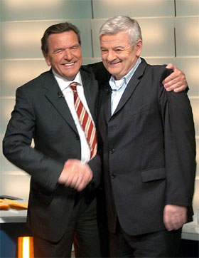 Gerhard Schröder (SPD) håper å fortsette som forbundskansler med De Grønne og utenriksminister Joschka Fischer. Men i så fall må også liberale FDP inn i regjeringen. (Foto: Jens Büttner/AP/Scanpix) Gerhard Schröder (SPD) håper å fortsette som forbundskansler med De Grønne og utenriksminister Joschka Fischer. Men i så fall må også liberale FDP inn i regjeringen. (Foto: Jens Büttner/AP/Scanpix)