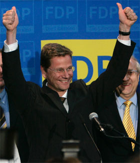 Guido Westerwelle, leder for det liberale FDP, gjorde et godt valg og kan få regjeringsinvitasjoner fra både CDU/CSU og SPD. (Foto: Miro Kuzmanovic/Reuters/Scanpix) Guido Westerwelle, leder for det liberale FDP, gjorde et godt valg og kan få regjeringsinvitasjoner fra både CDU/CSU og SPD. (Foto: Miro Kuzmanovic/Reuters/Scanpix)