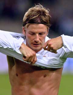 En skuffet David Beckham gikk av banen etter tapet mot Espanyol. (Foto: AP/Scanpix) 