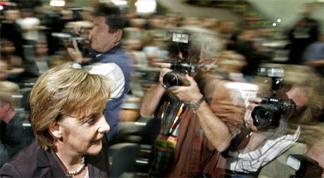 CDU-leder Angela Merkel ber om ny tillit før hun starter regjeringsforhandlinger. (Foto: Jerry Lampen/Reuters/Scanpix)