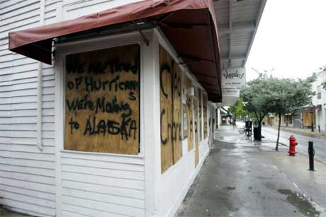 En butikkeier i feriebyen Key West har forberedt seg på det som kan bli den femte orkanen over byen i år. (Foto: J. Pat Carter/ AP/ Scanpix) En butikkeier i feriebyen Key West har forberedt seg på det som kan bli den femte orkanen over byen i år. (Foto: J. Pat Carter/ AP/ Scanpix)