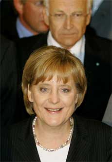 En fornøyd Angela Merkel fikk i dag massiv oppslutning som parlamentarisk leder. (Foto: Arnd Wiegmann/ Reuters/ Scanpix)