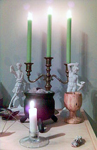 Anne sitt wicca-alter, med lys, en krukke med salt og krystaller og gudestatuer. Foto: Anne Linn Ensby / NRK Anne sitt wicca-alter, med lys, en krukke med salt og krystaller og gudestatuer. Foto: Anne Linn Ensby / NRK