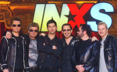 J.D. Fortune vant finalen av Rock Star:INXS. Her sammne med resten av bandet. Fortune er nummer tre fra venstre.Foto: REUTERS/Phil McCarten