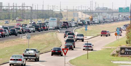 BEDT OM Å FORLATE BYEN: Tett trafikk ut av Galveston, Texas, i retning Houston. (Foto: Scanpix / Reuters / Tim Johnson)