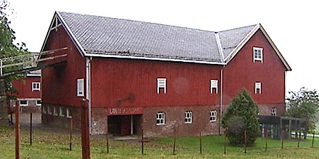 Landbruksmuseet held til blant anna i denne låven ved landbruksskulen på Gjermundnes. (Foto: NRK)