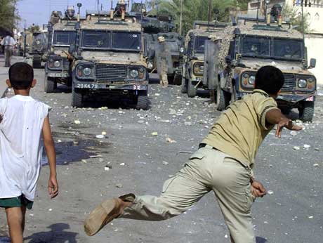 Den britiske aksjonen vakte sterke følelser. Her kaster irakere stein mot britene (Scanpix/AFP)