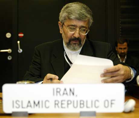 Irans utsending Ali Asghar Solthanieh sjekker papirene sine på IAEA-møtet i Wien. EU har spilt ballen over til IAEA (Scanpix/AP)