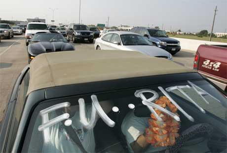 Folk på flukt øst i Houston i dag. (Scanpix / Reuters) Folk på flukt øst i Houston i dag. (Scanpix / Reuters)