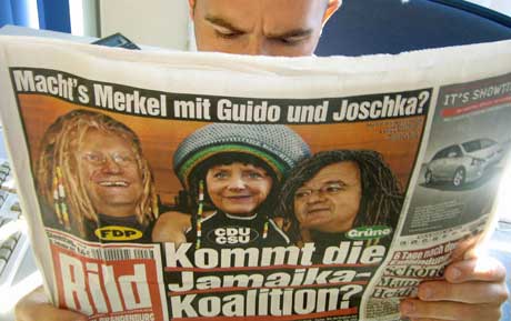 Kommer Jamaica-koalisjonen? spr Bild Zeitung etter det overraskende tyske valgresultatet. Klengenavnet p en eventuell koalisjon mellom FDP, SPD og De Grnne kommer av at partifargene er de samme som i det jamaicanske flagget. (Foto: Scanpix/AFP)