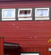 Politiet har merket av skuddsårene på boligen (Foto: Stein Roger Berg, NRK)