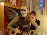 Gjertud Jynge spiller fem roller. Her kles hun om til rollen som "den grønnkledde". Foto: NRK