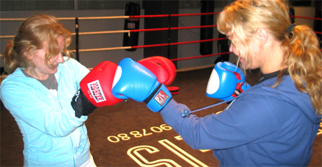 Siss Vik og Anne Hoff trener i sparring før samtalene om flere boksefilmer og boksebøker . Foto NRK