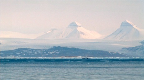 Innerst i Kongsfjorden troner de tre pyramideformede fjelltoppene "Tre Kroner". Foto: Ivar Grydeland Innerst i Kongsfjorden troner de tre pyramideformede fjelltoppene "Tre Kroner". Foto: Ivar Grydeland