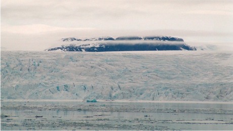 På Svalbard får du av og til følelsen av en verden i svart/hvitt.. Foto: Ivar Grydeland På Svalbard får du av og til følelsen av en verden i svart/hvitt.. Foto: Ivar Grydeland